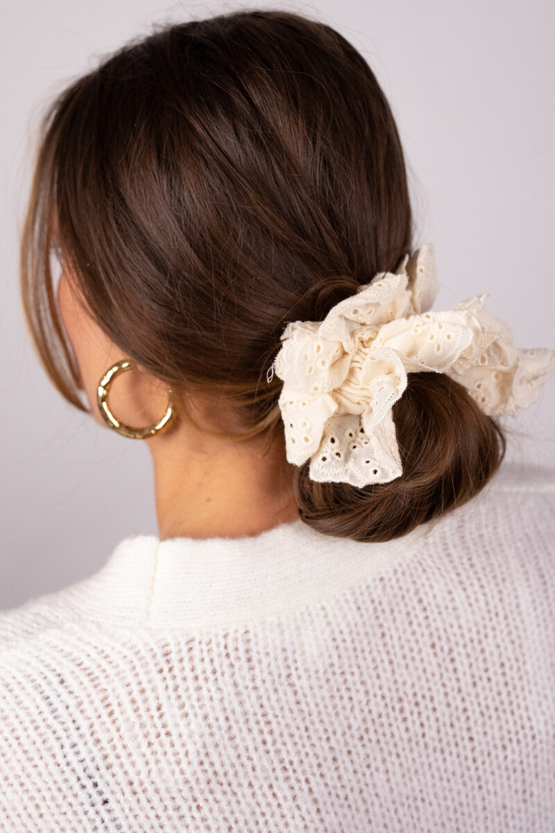 Beige scrunchie with embroidery
